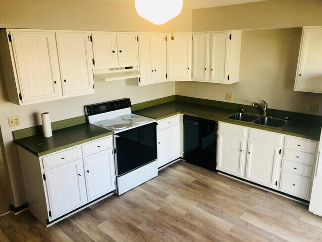 Eat-In Kitchen - 2909 Interlacken Dr