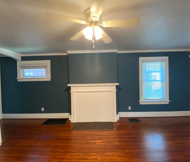 Living room with accent wall - 1617 Richmond Ave