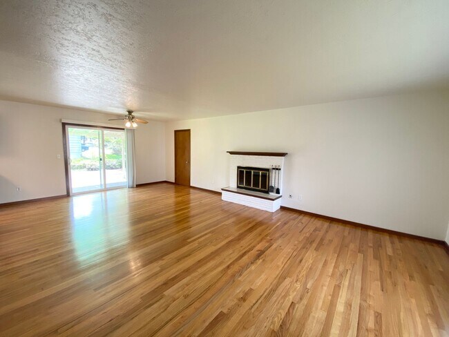 Building Photo - Wonderfully remodeled single level home in...