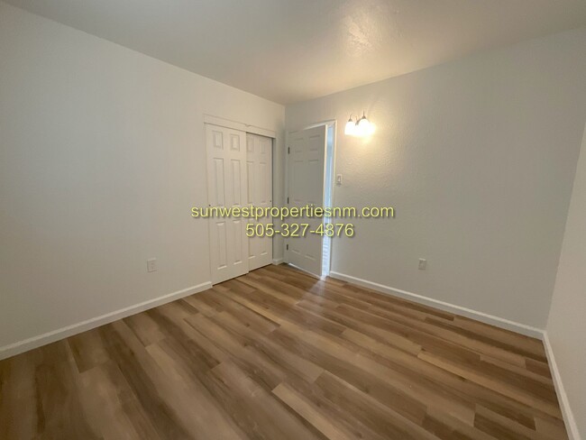 Foto del edificio - 2 Bedroom, 1 Bath, New Paint and Flooring