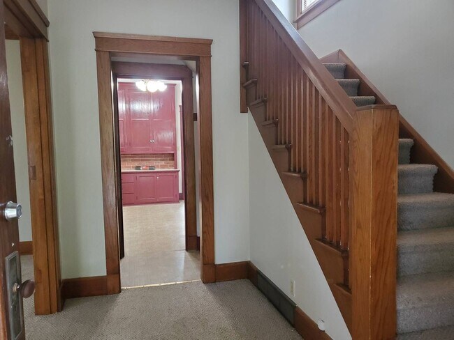 Foto del edificio - Immaculate 4 Bedroom Single Family with Central AC and Detached Garage, parking lane, and Large B...