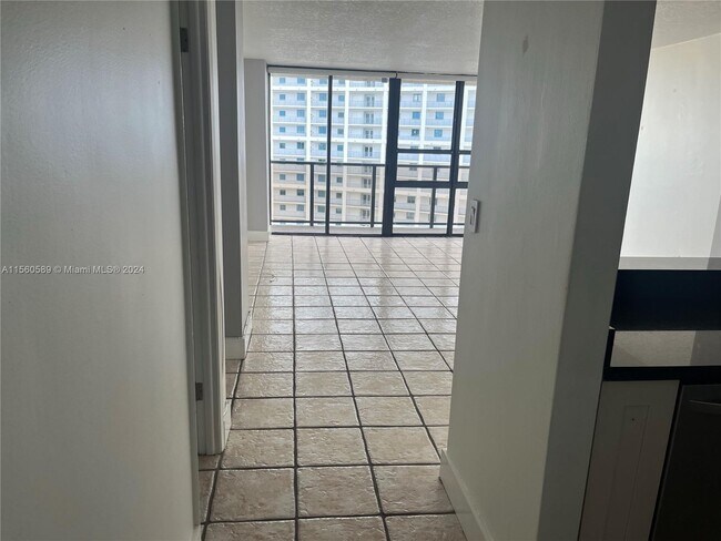 Foto del edificio - 600 NE 36th St