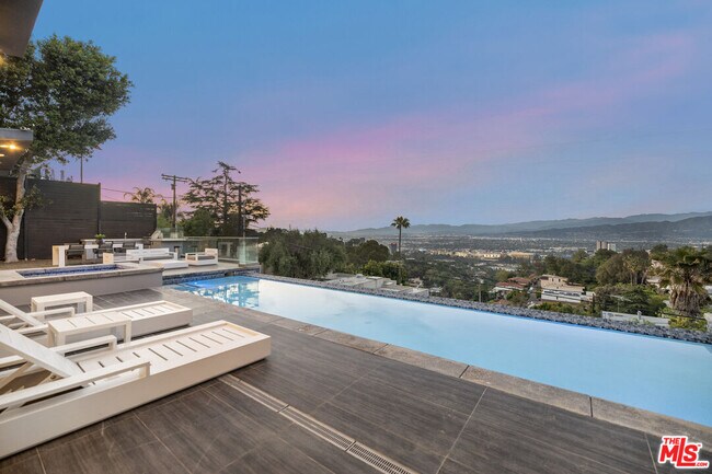 Foto del edificio - 7275 Mulholland Dr