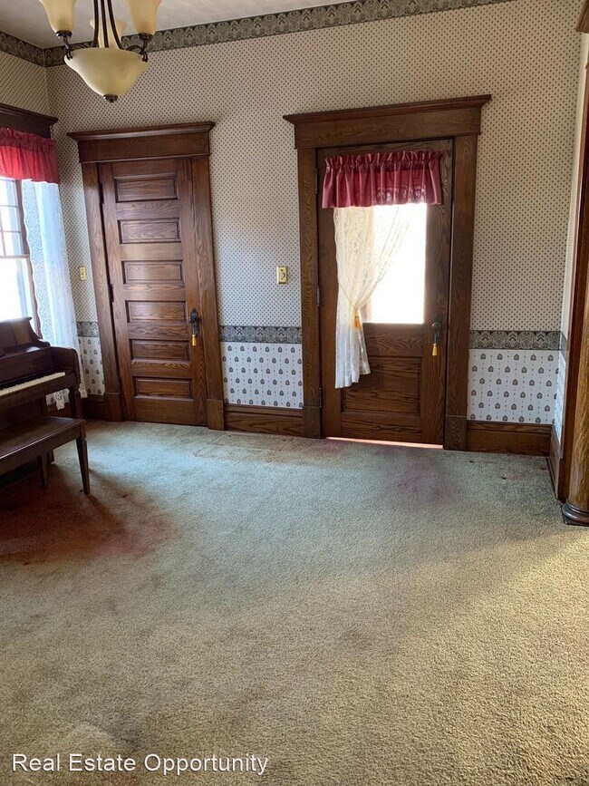 Building Photo - 2 br, 1.5 bath House - 751 E. Main St