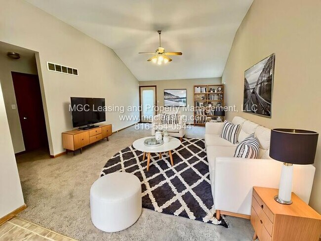 Foto del edificio - A Bright, Comfortable Split-Level Home in a Convenient Raymore Location - Available April 24