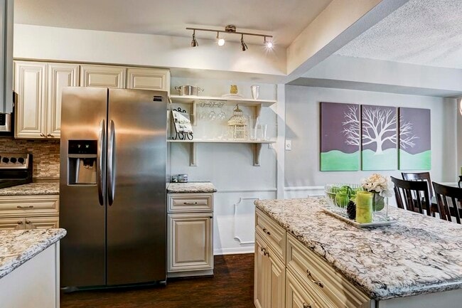 Building Photo - 351 N Post Oak Ln