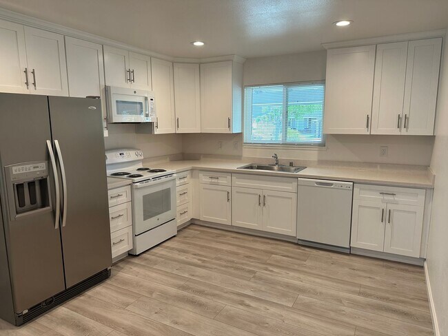 Foto del edificio - Beautifully Renovated 4 Bedroom 2 Bath Hom...