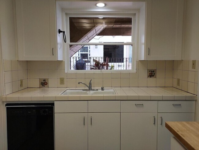 Building Photo - South Mission Hills/Midtown 2 Bed/2 Bath Downstairs Apartment