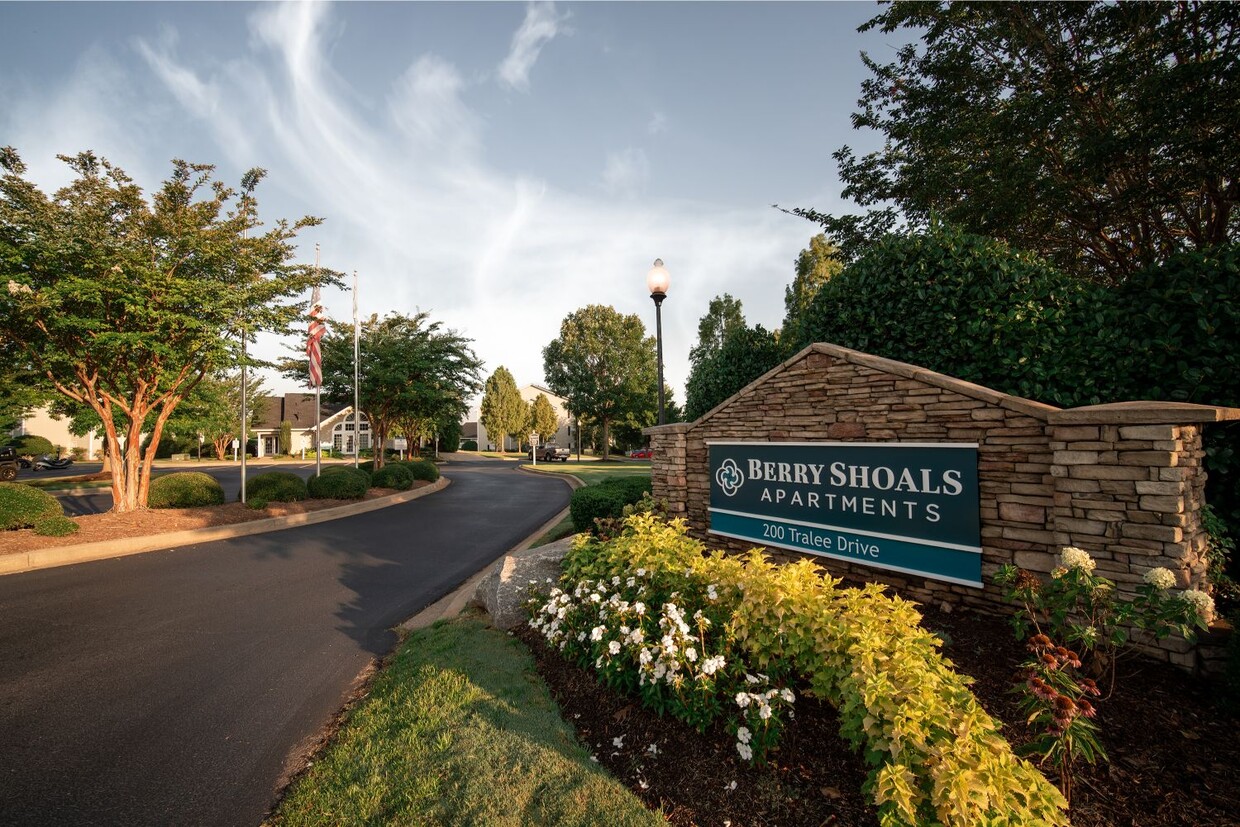 Letrero de entrada - Berry Shoals Apartments