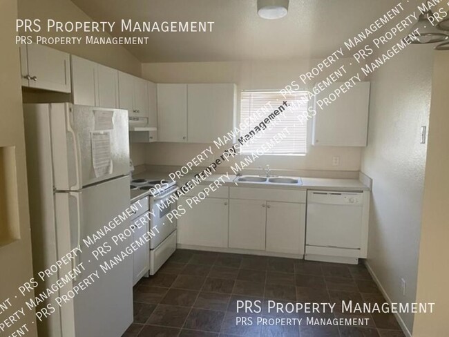 Building Photo - 465 W Ivyglen St