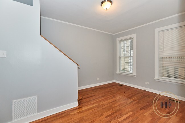 Foto del edificio - 2144 N Bell Ave