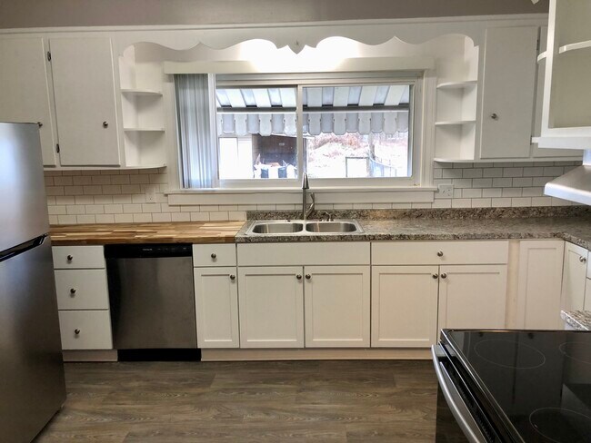 Building Photo - 429 Maple Ave