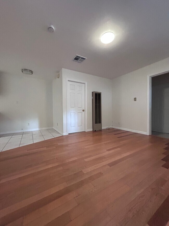 Foto del edificio - 3749 N Charlotte Ave