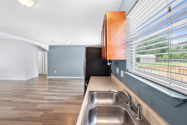 Building Photo - 204 Live Oak Dr