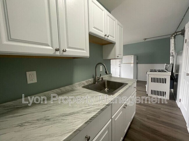 Building Photo - 834 Charles St