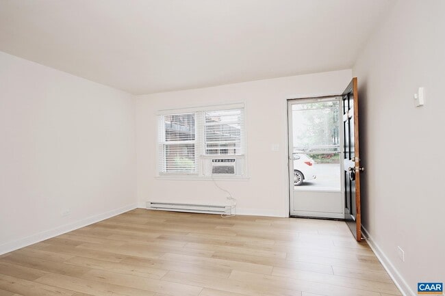 Building Photo - 2114 Ivy Rd