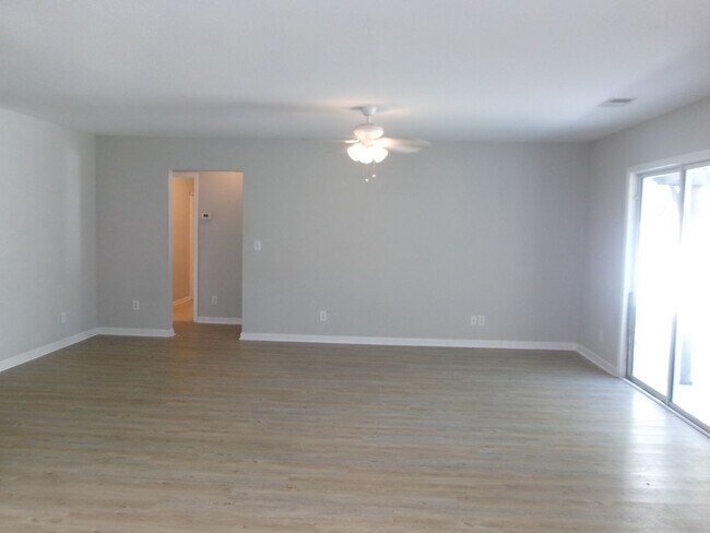 Building Photo - 3 bedroom, 2 bath home in the Inverness Co...