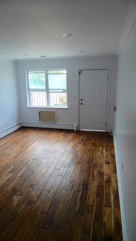 Primary Photo - 697 Bergen St