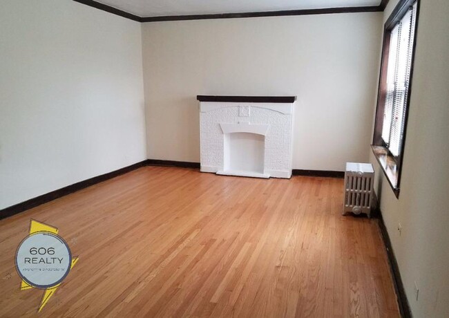 Building Photo - Beautiful Large Berwyn Apts on Wesley!