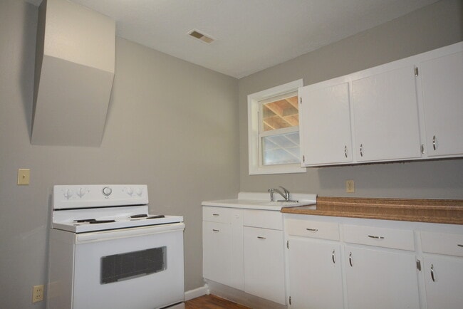 Building Photo - 2 Bedroom 1 Bath Home with a Carport