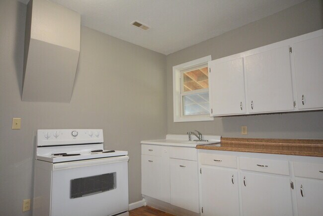 Foto del edificio - 2 Bedroom 1 Bath Home with a Carport