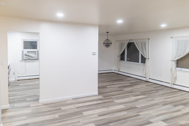 Building Photo - 112 3rd St