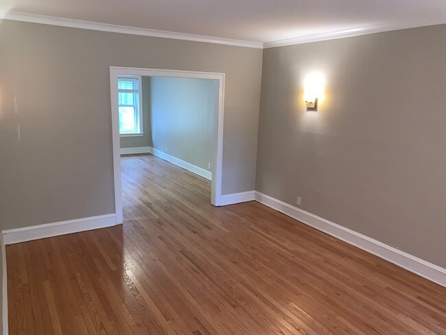 Photo - 2046 W Farragut Ave (Chicago, IL) Apartment