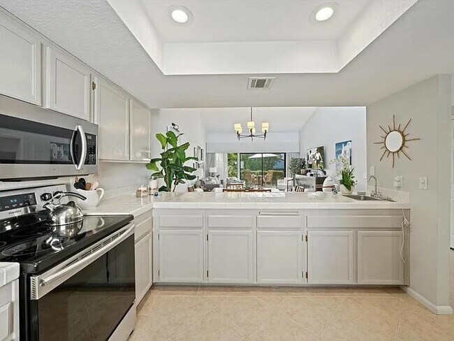 Kitchen - 189 Winterhaven Cir