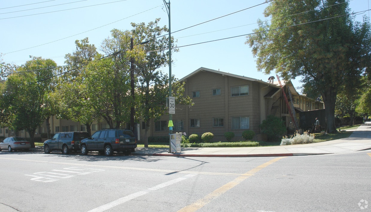 Primary Photo - 4930 National Ave