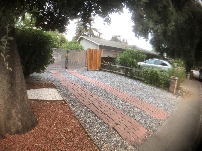 Foto del edificio - 906 Sycamore Ln