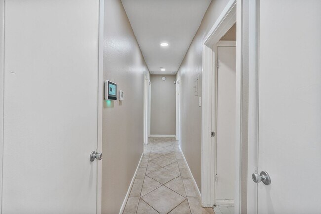 Building Photo - Charming 3 Bedroom Home