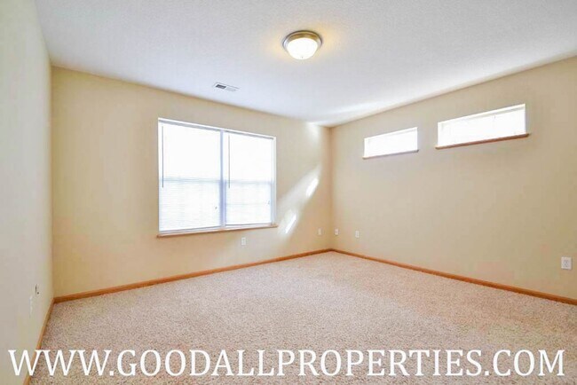 Building Photo - Must See!!! 3 Bedroom, 2 1/2 Bath Corner Unit Townhome in Urbandale