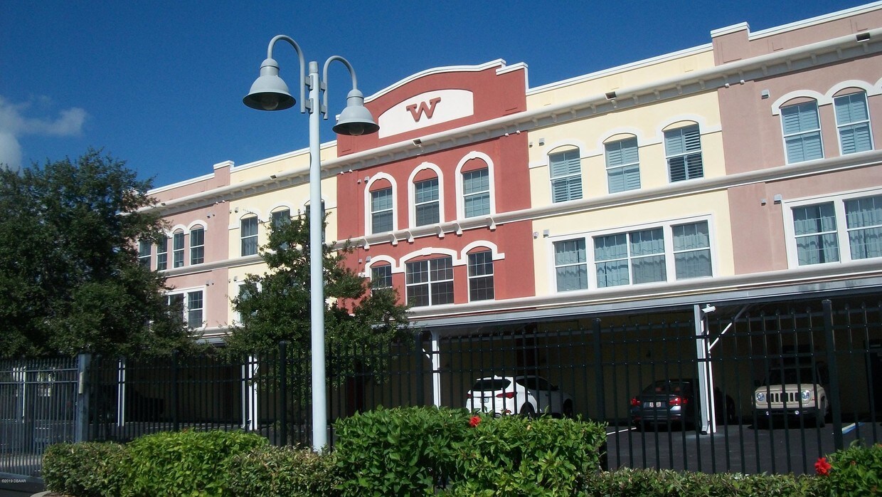 Primary Photo - 208 Wall St