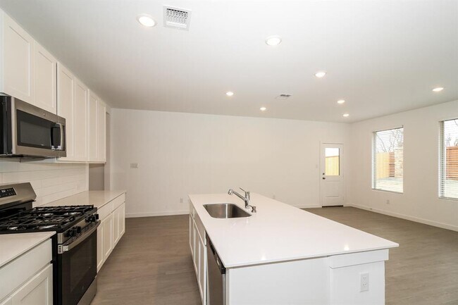 Foto del edificio - 1912 Ponderosa Pne Ln