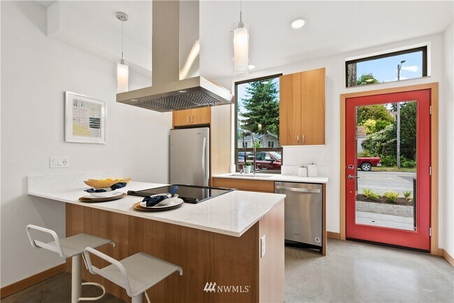 Building Photo - 5015 Fauntleroy Way SW