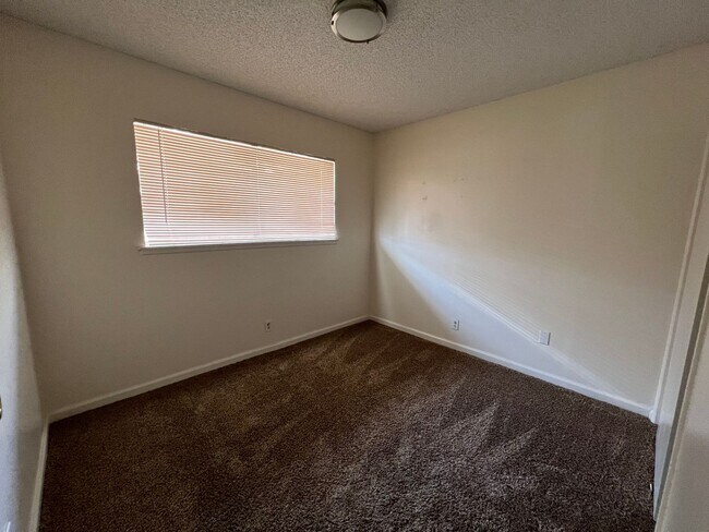 Foto del edificio - 728 W Moyer Ave