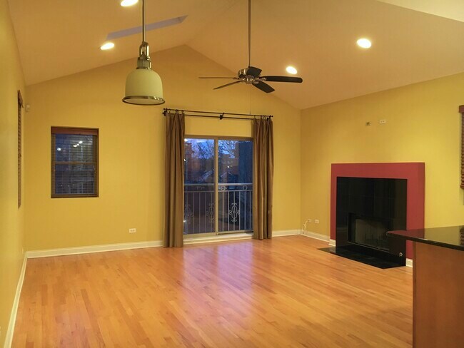 Living room - 1531 N Campbell Ave