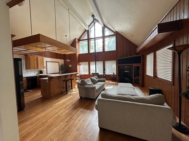 Building Photo - Unique and Spacious 3 Bedroom, 3 Bath Home...