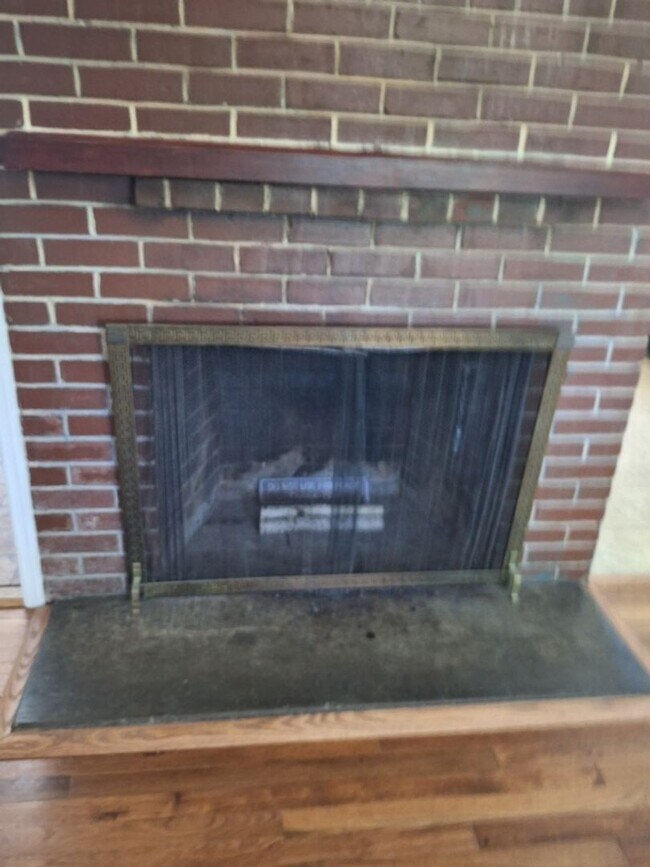 Foto del edificio - Cute white cottage with white picket fence & Huge deck off back door!