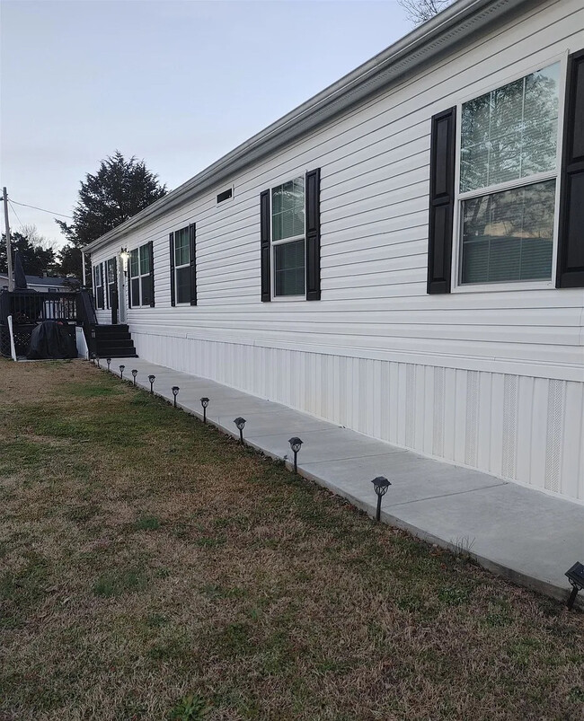 Building Photo - Room in House on Robin Ln