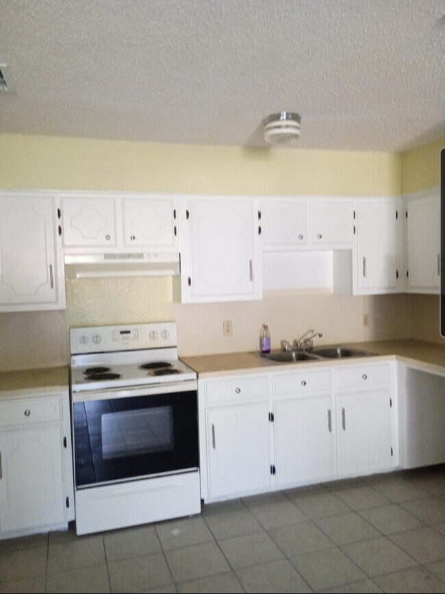 Kitchen - 805 W 24th St
