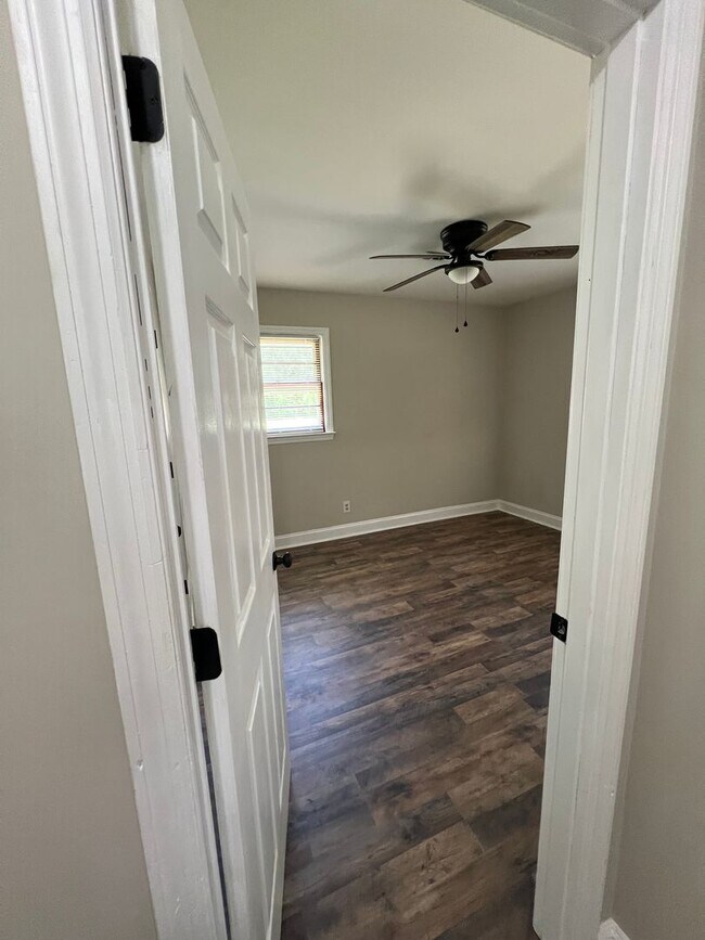 Building Photo - 836 White Oak Dr
