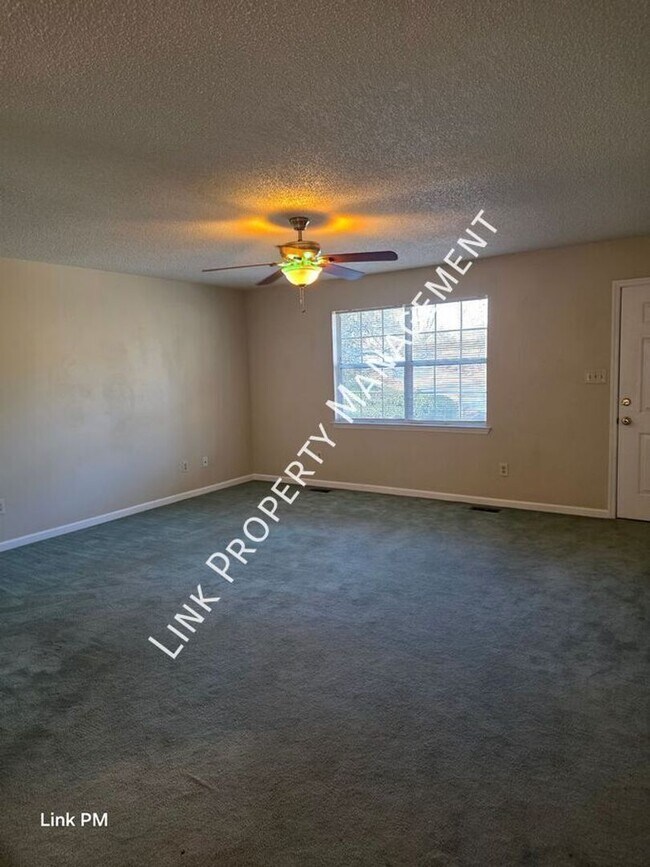 Building Photo - Don't Miss this 3/2 in Harrison with 4 car garage extra room and shop space