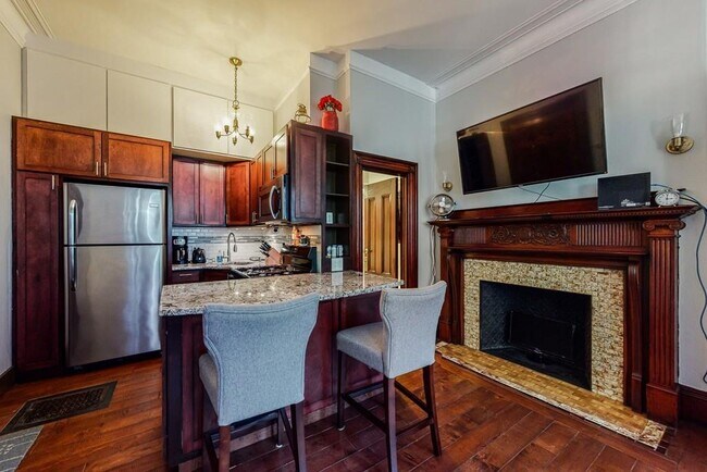 Building Photo - 393 Marlborough St