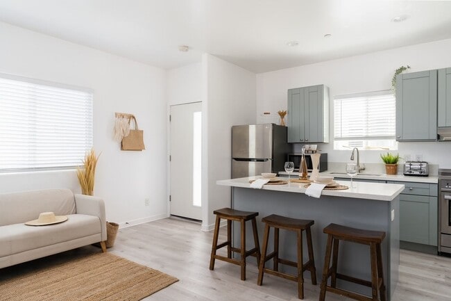 Building Photo - Pristine 1 Bedroom in San Diego!