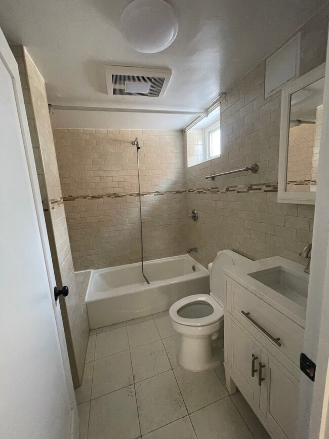 Building Photo - 2544 Yates Ave