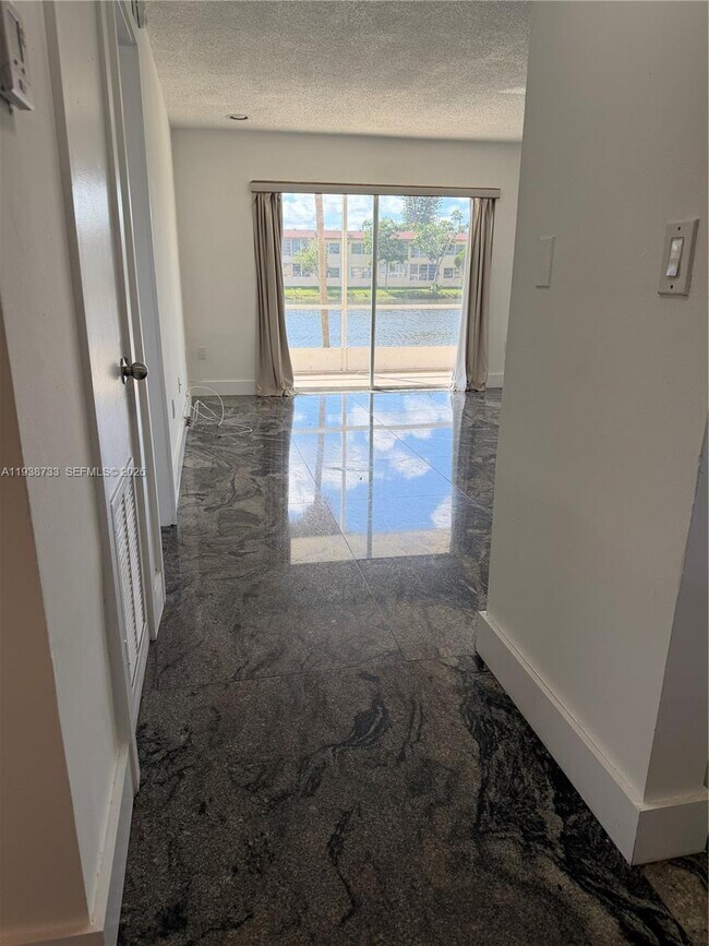 Foto del edificio - 2880 NE 203rd St