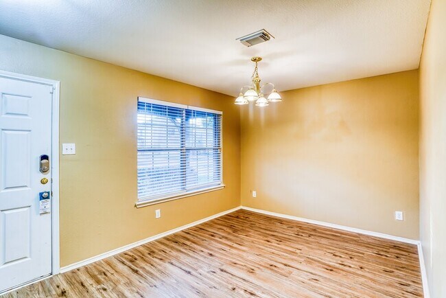 Foto del edificio - 8223 Wainwright Way