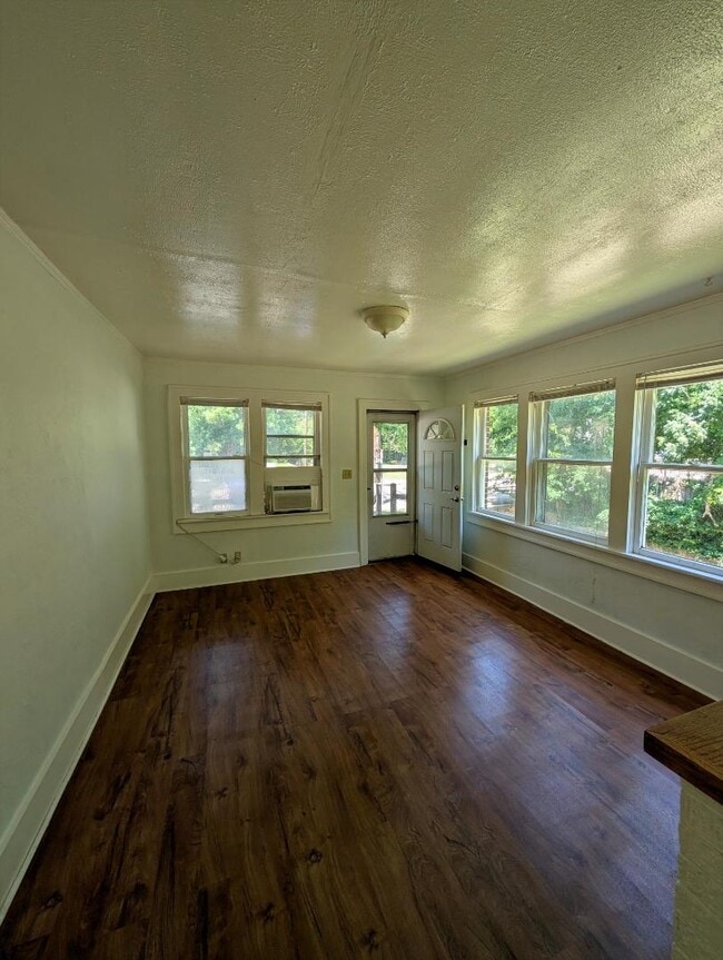 Building Photo - 818 W Symmes St