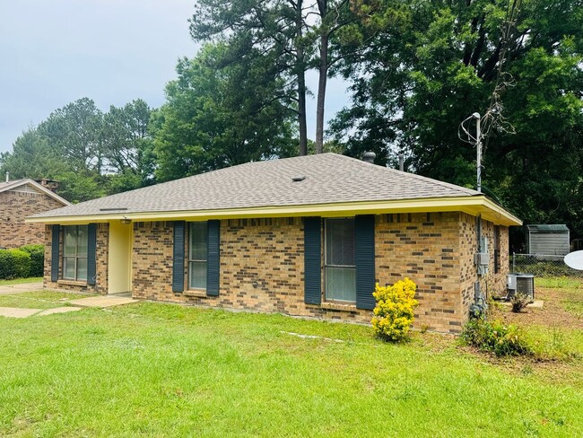 Building Photo - 3-Bedroom Gem !!